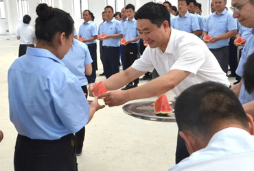 夏日送清凉，，，关爱暖人心